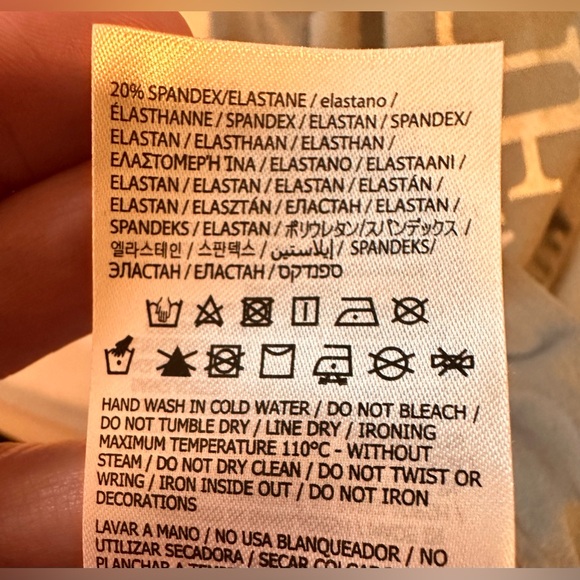 Guess Sports Bra Size XL Women Active Top silver. Logo across chest- NWOT - Picture 7 of 7